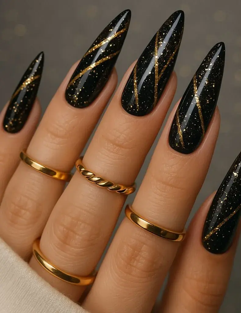 Uñas sofisticadas para Año Nuevo: combinación de negro con oro o plata.