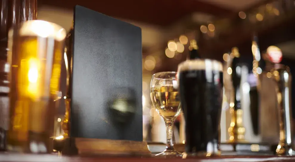 Foto de cerveza y vino.