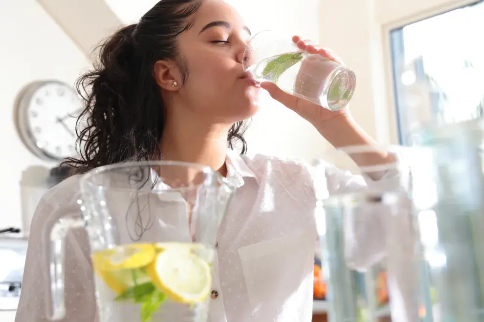 Foto de mujer hidratándose.