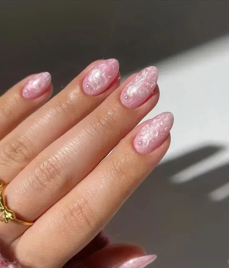 Uñas de perlas: los diseños más elegantes para las fiestas