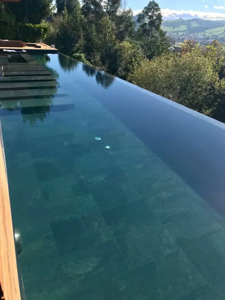 Al transformar espacios reducidos en escenarios de contemplación y relax, se convierten en un símbolo de cómo la arquitectura actual busca elevar la experiencia cotidiana.