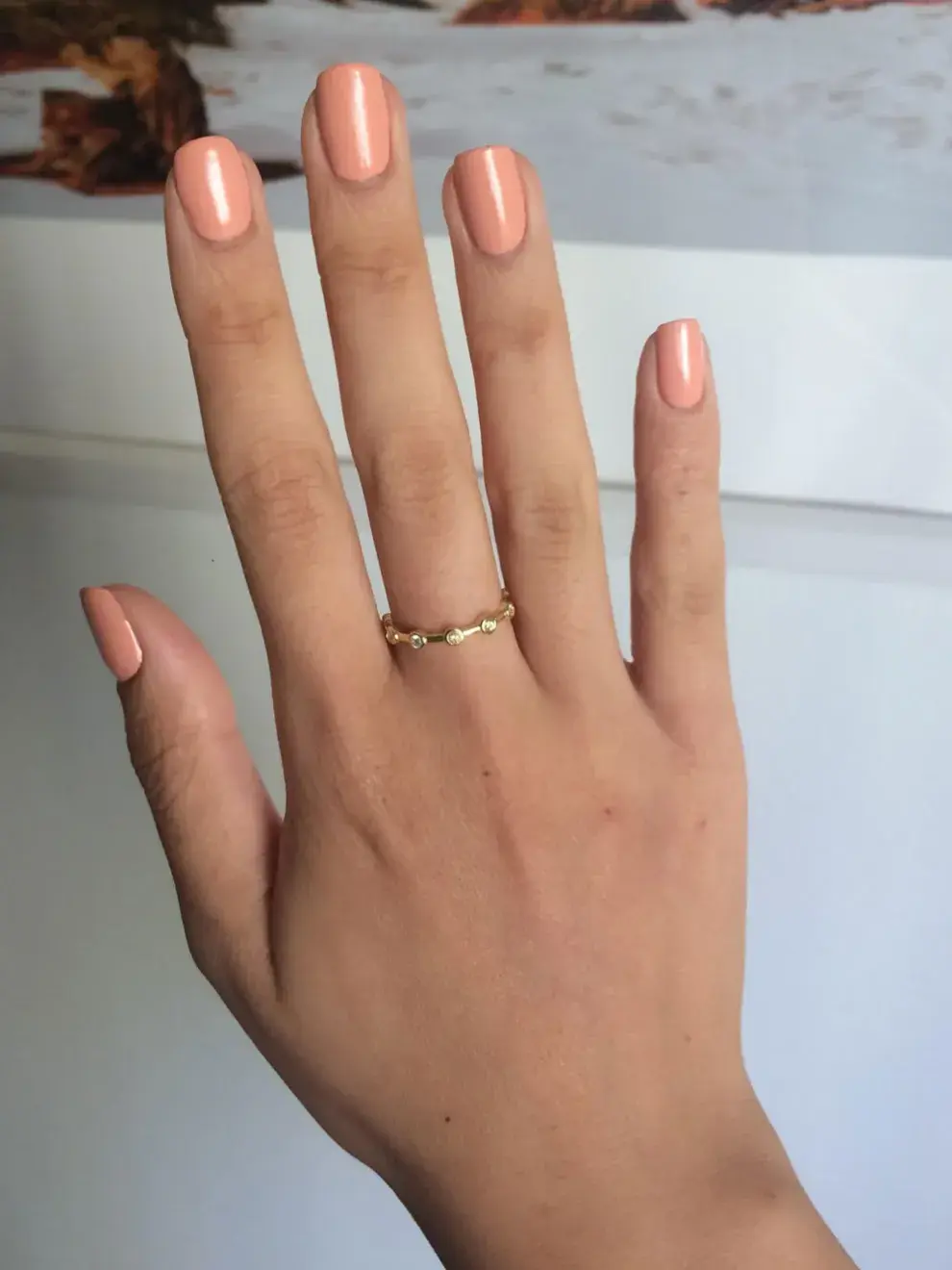 Un diseño sencillo con un esmalte color durazno suave y glossy es perfecto si querés un acabado elegante y discreto