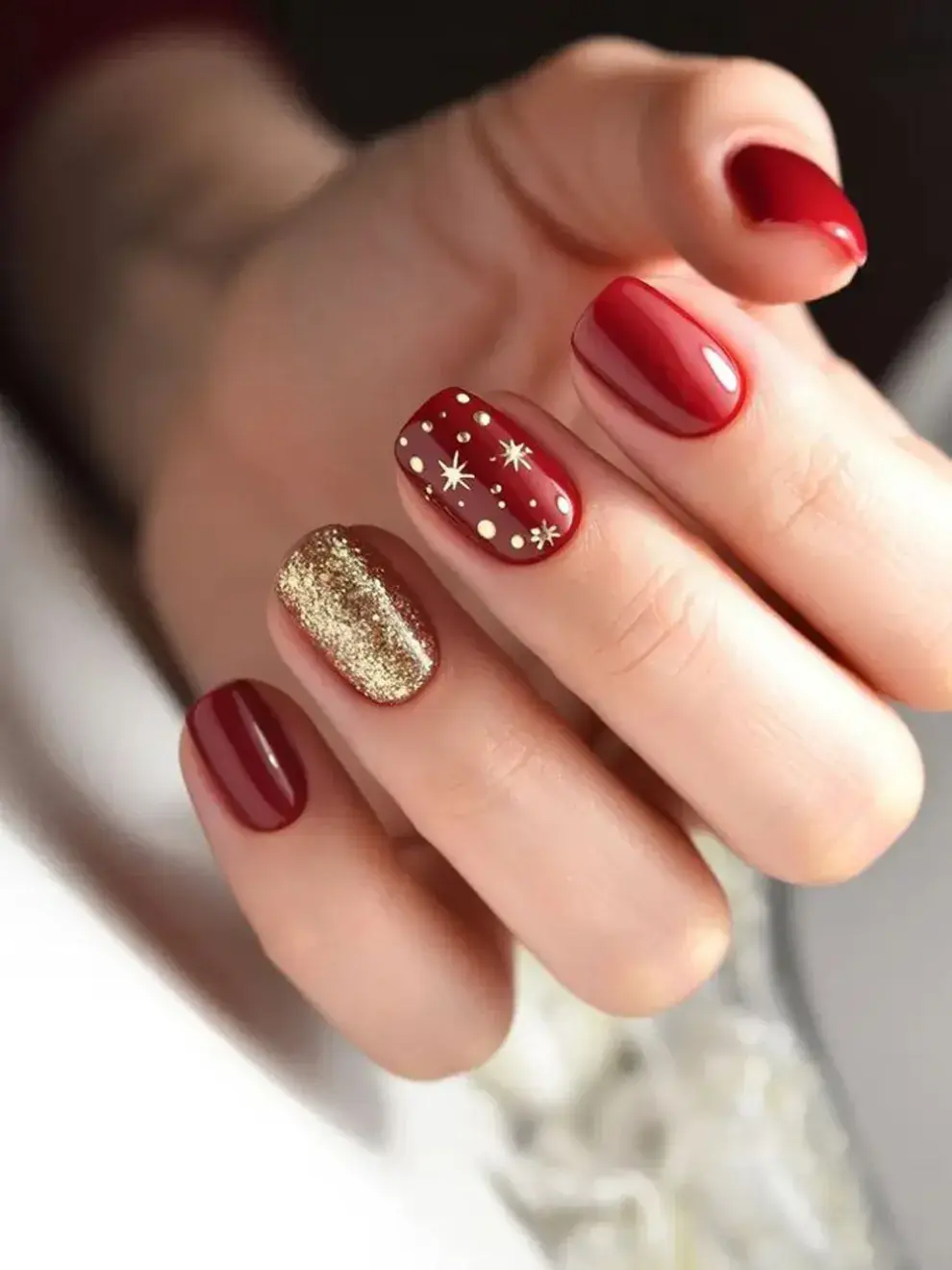 El rojo total sigue siendo el protagonista, evocando la Navidad y aportando elegancia