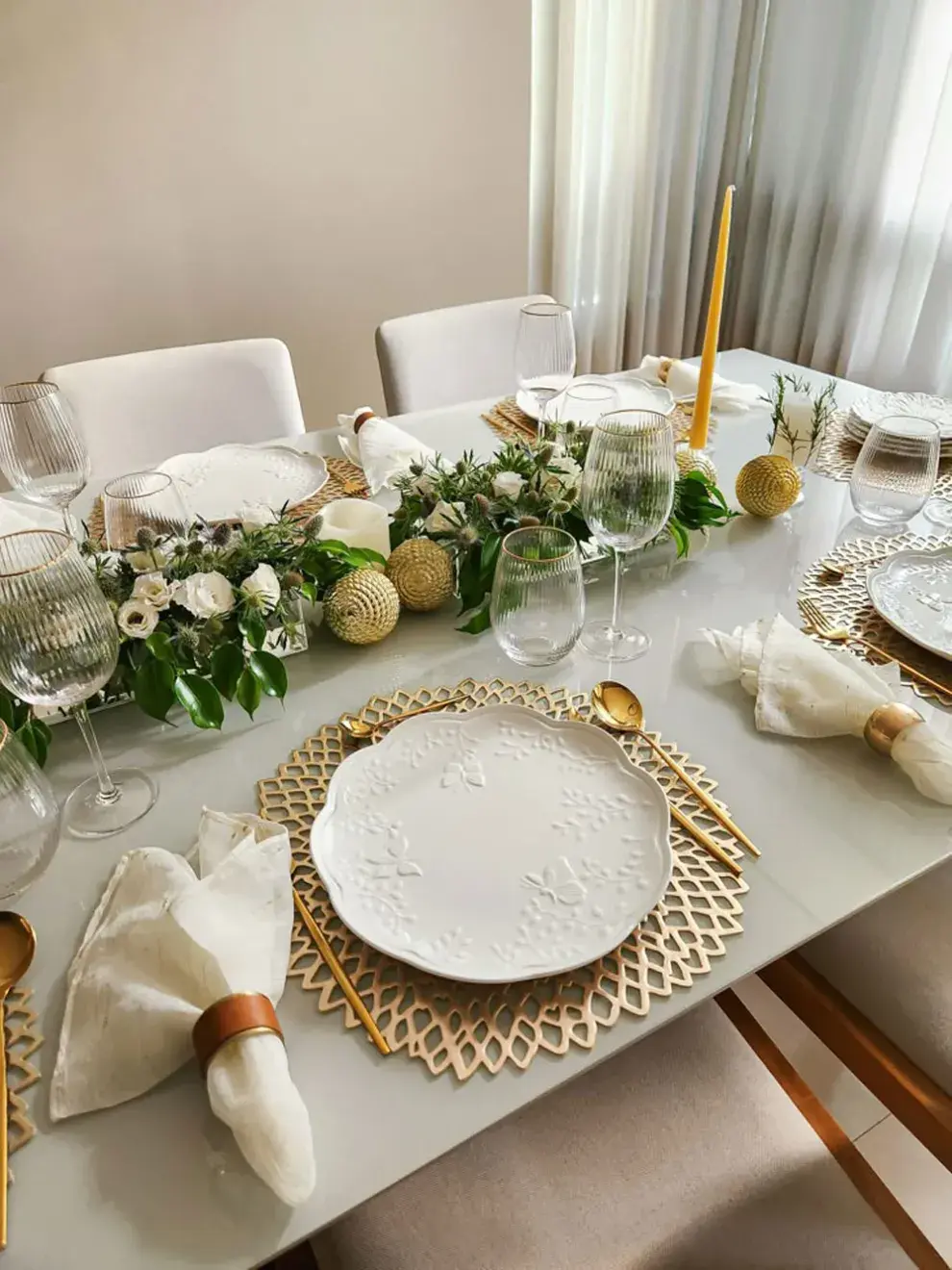 Blanco, off white, arena o gris claro funcionan como base neutra y elegante.