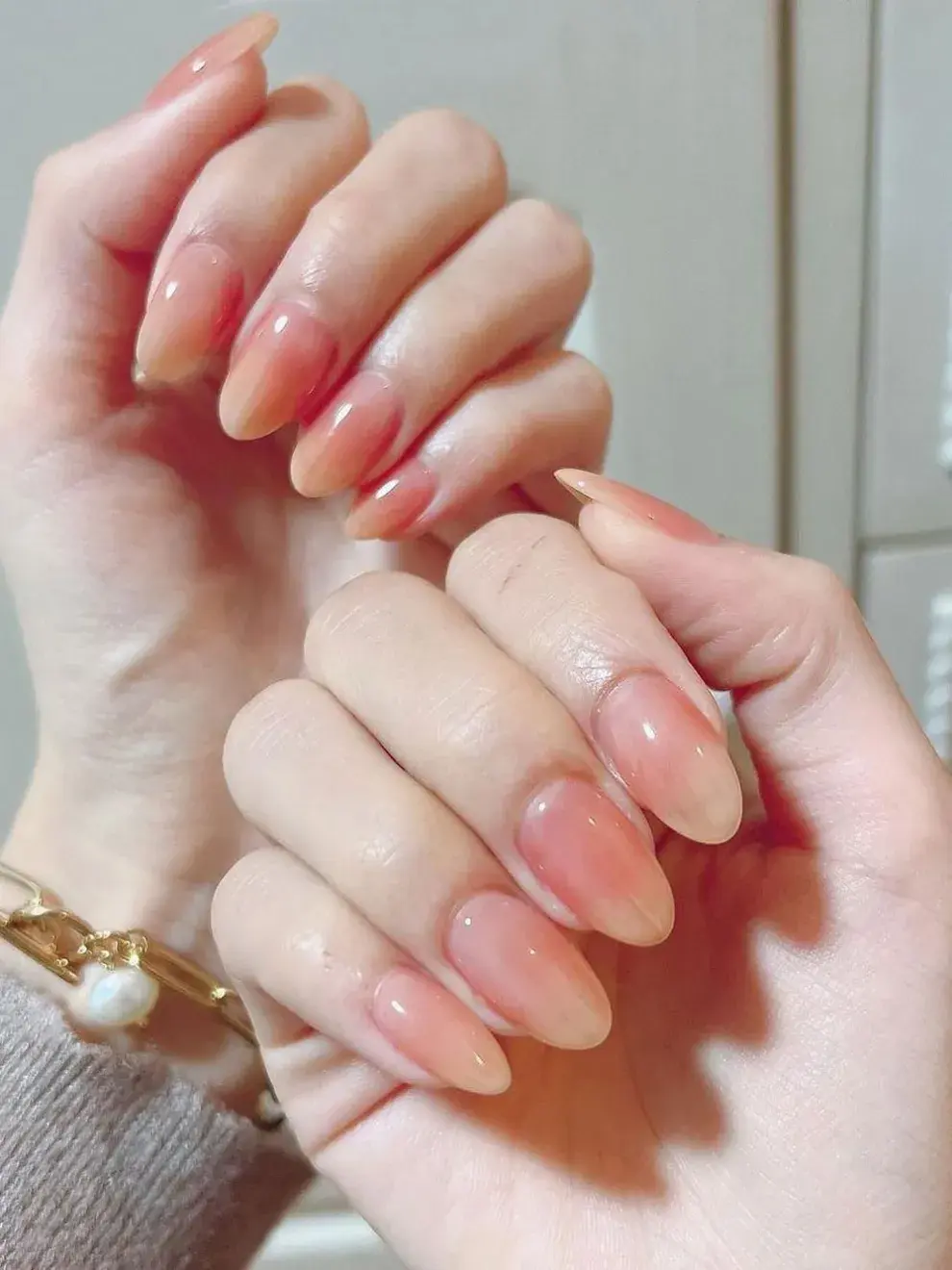 La clásica manicura francesa con tips o puntas en durazno da un look renovado sin perder la elegancia.