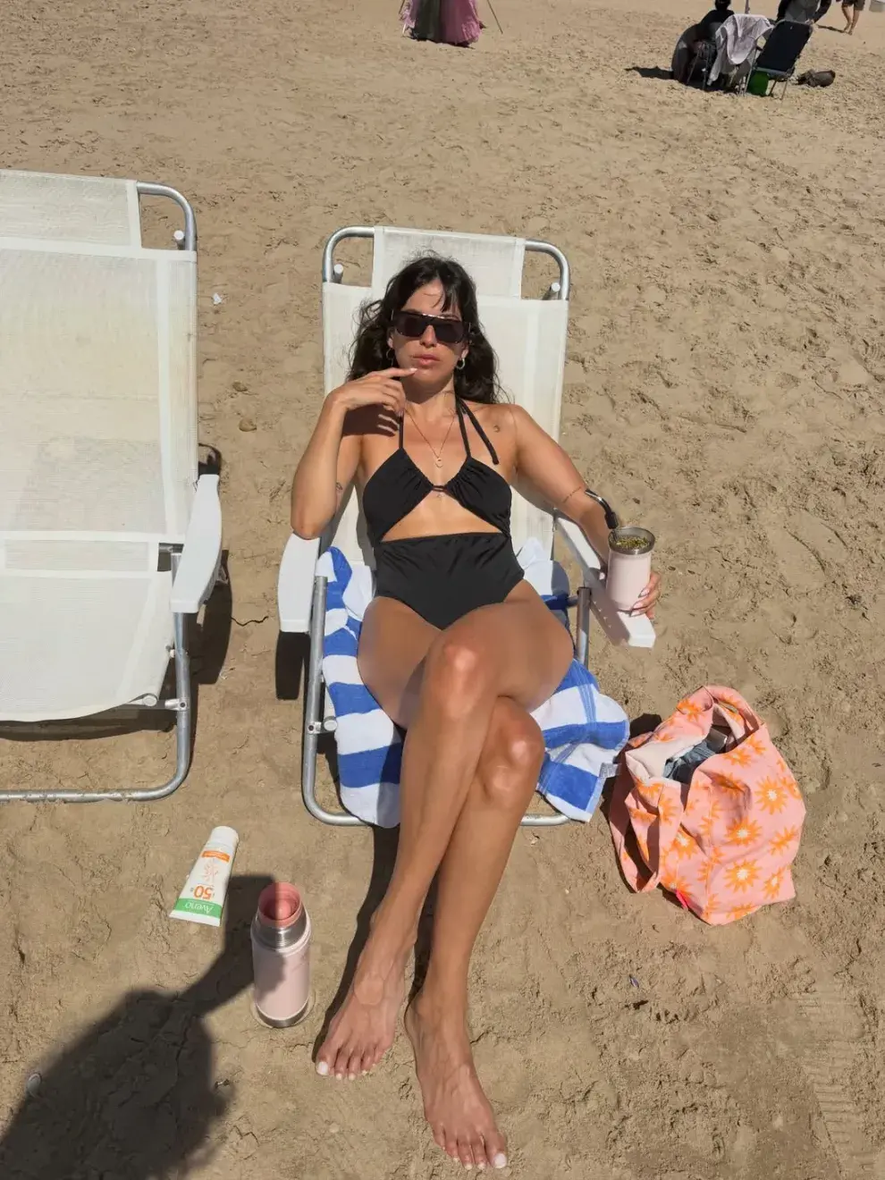 Cande Molfese con un traje de baño enterizo en color negro