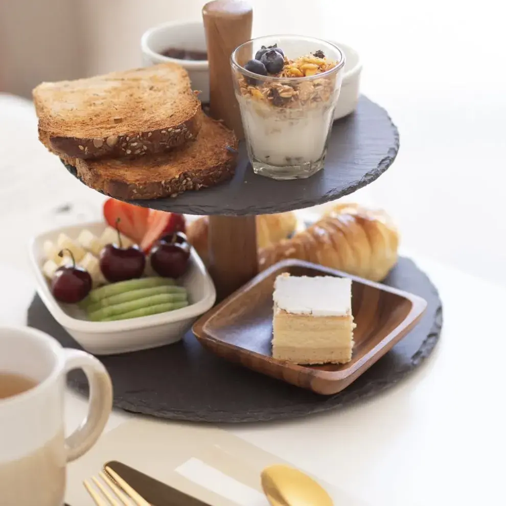 Desayuno casero servido por Erica y Adolfo.