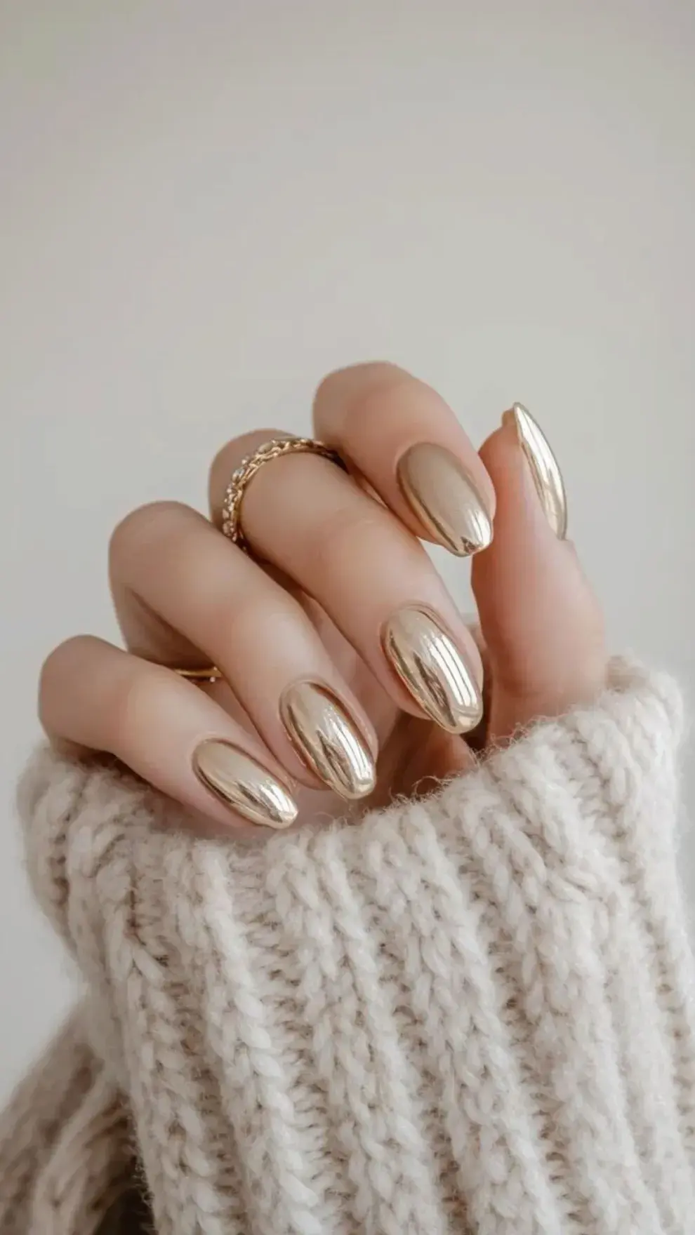 Este tono, a medio camino entre el nude cálido, el dorado suave y el brillo perlado, es la alternativa chic a los clásicos rojos y plateados