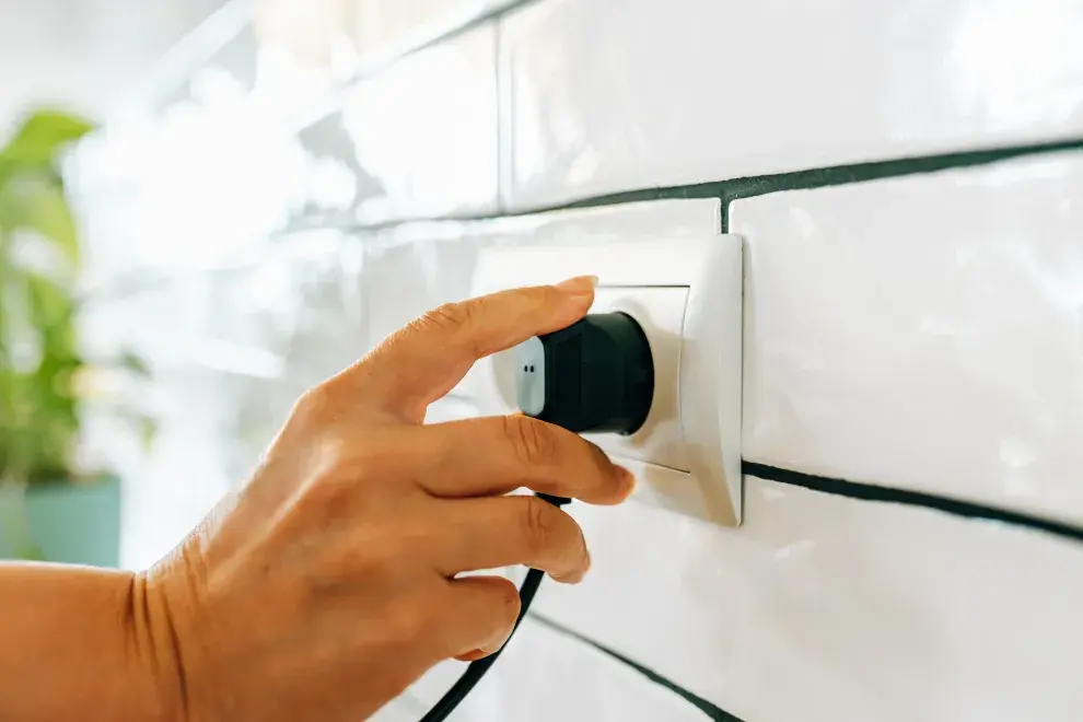 Qué puede pasar si dejás el microondas enchufado durante una tormenta.