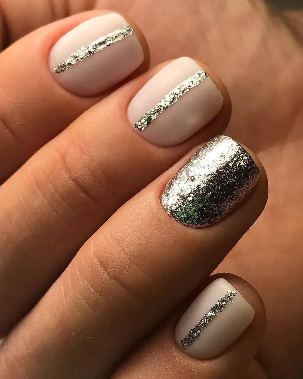uñas cortas con glitter