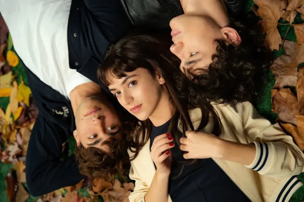 Dimelo Bajito está basada en el libro de Mercedes Ron.