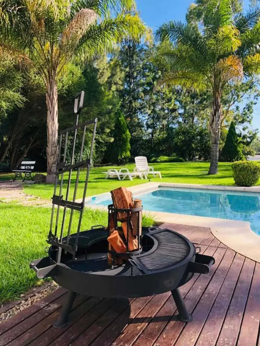Si hay un elemento que se volvió protagonista en terrazas, patios y balcones, es el fogonero móvil. No solo aporta calidez y luz, sino que también se convierte en el centro de reuniones al aire libre