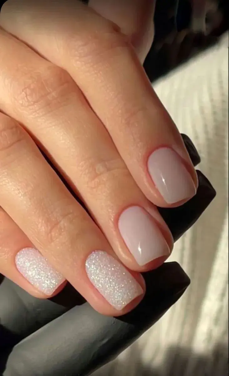 Los esmaltes traslúcidos tipo “milk nails” siguen en auge, ahora con un toque perlado o shimmer ultrafino.