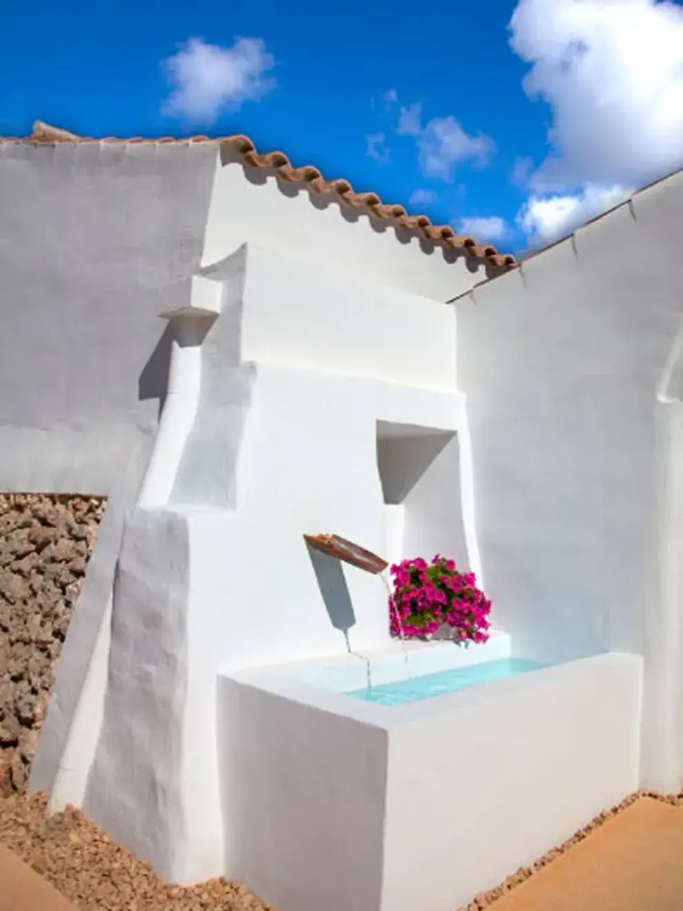 Las piletas elevadas son estructuras que se instalan sobre la superficie, sin excavación ni trabajos de albañilería.