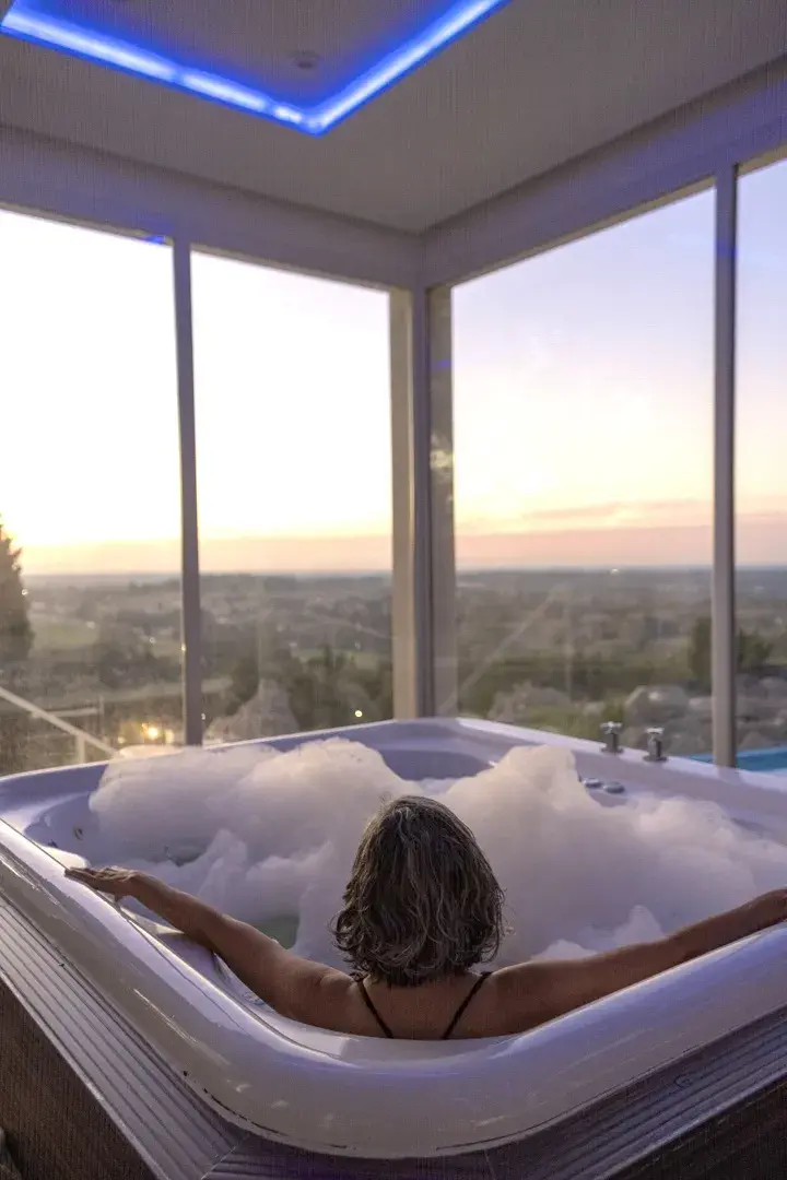 Un spa sobre la sierras con sauna seco y sauna húmedo.