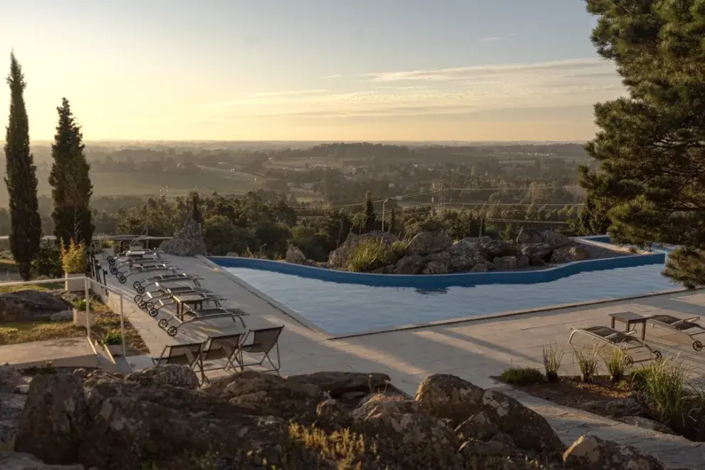 En lo alto de un cerro, la pileta de Elegance Hotel Tandil te invita a olvidarte de la rutina y los pendientes.