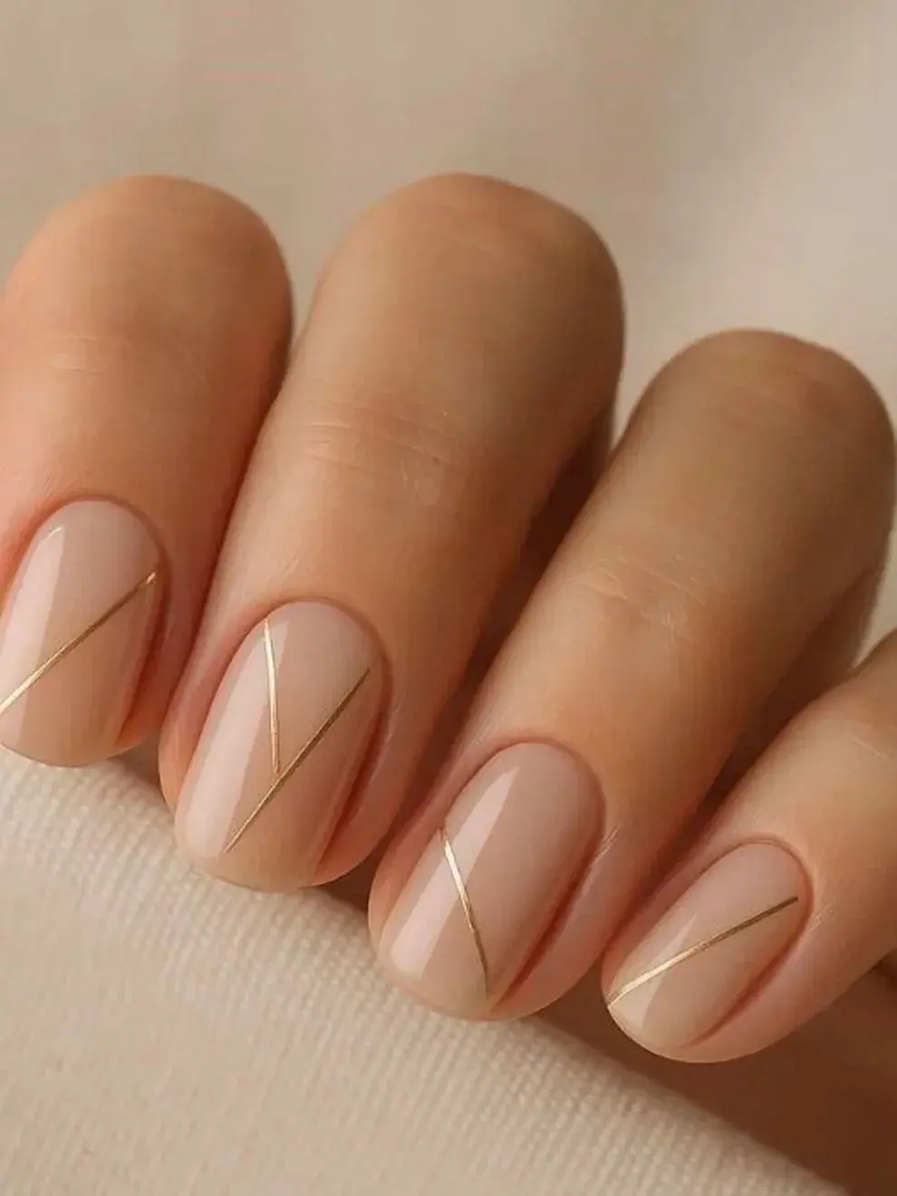 Rayas finísimas, pequeños marcos, mini estrellas o formas geométricas en acabado metalizado sobre bases claras o pastel.