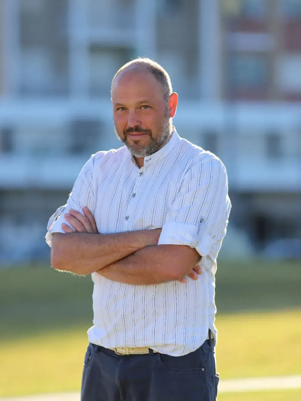 Facundo Di Genova Escritor y periodista nacido en Buenos Aires en 1975. Ha publicado los libros En el lejano Sudeste. Mar del Sud, gauchos judíos y nazis en fuga (Del Empedrado, 2021), Alimentos y Cocinas regionales de América (INTA, 2018); Alcolici autoctoni del Sudamerica (Carbonario, 2013) y El barman científico, tratado de alcohología (Siglo XXI, 2008).