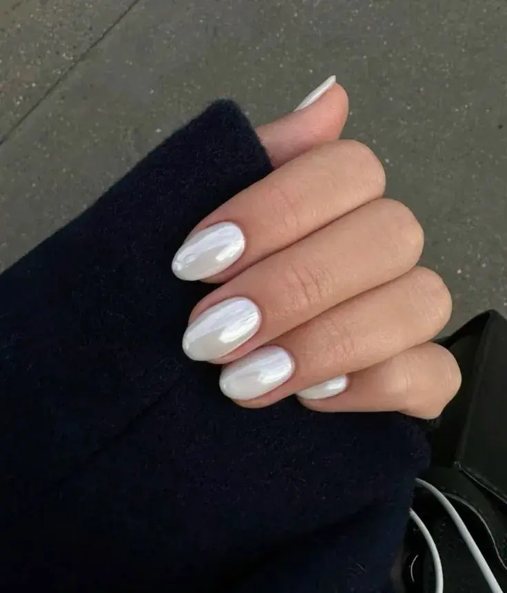 Minimalistas y elegantes: así son las uñas cloud dancer, el color elegido por Pantone para el 2026