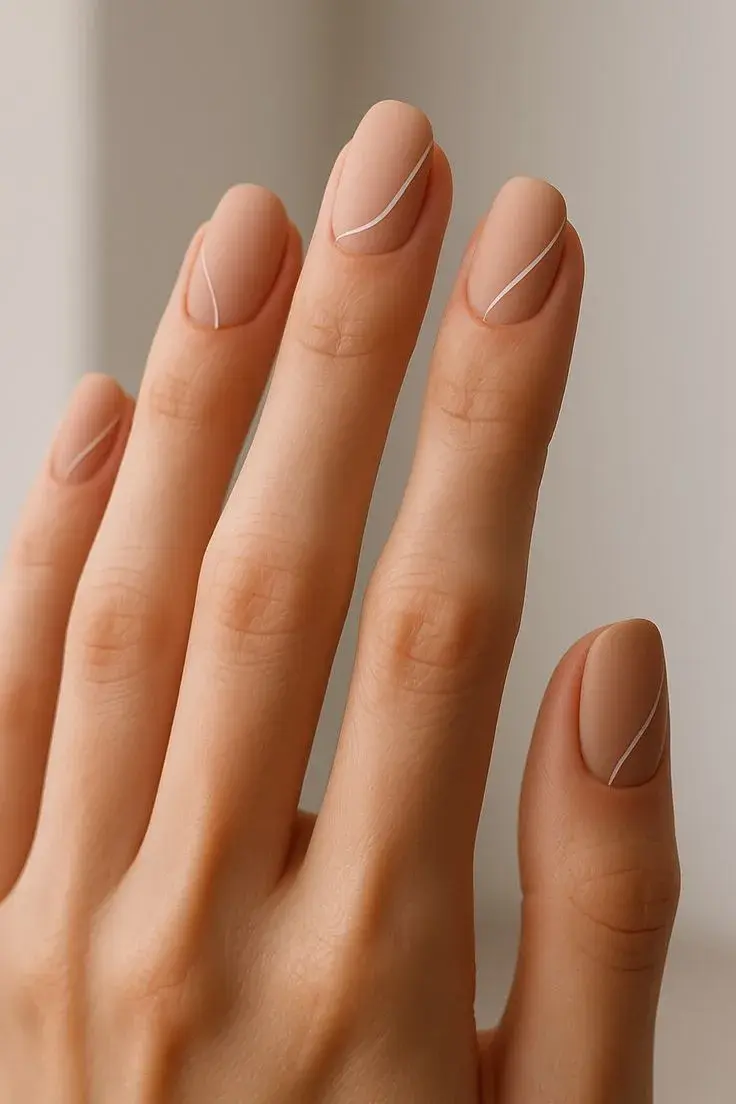 Líneas geométricas, trazos abstractos o pequeños puntos en tonos neutros o metálicos son perfectos para quienes buscan algo diferente pero discreto.