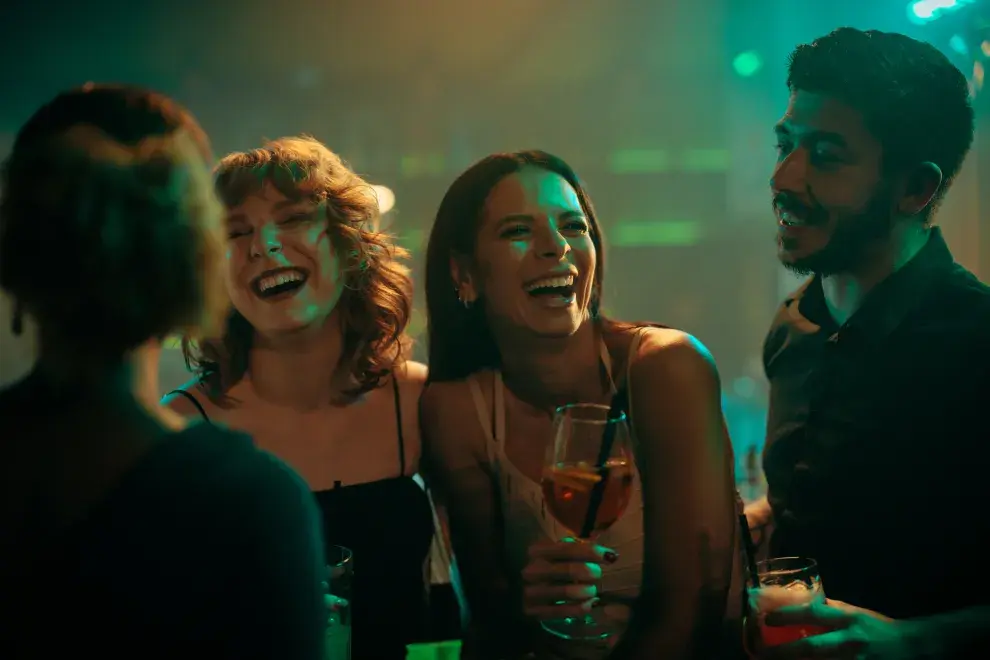 Foto de amigos celebrando.