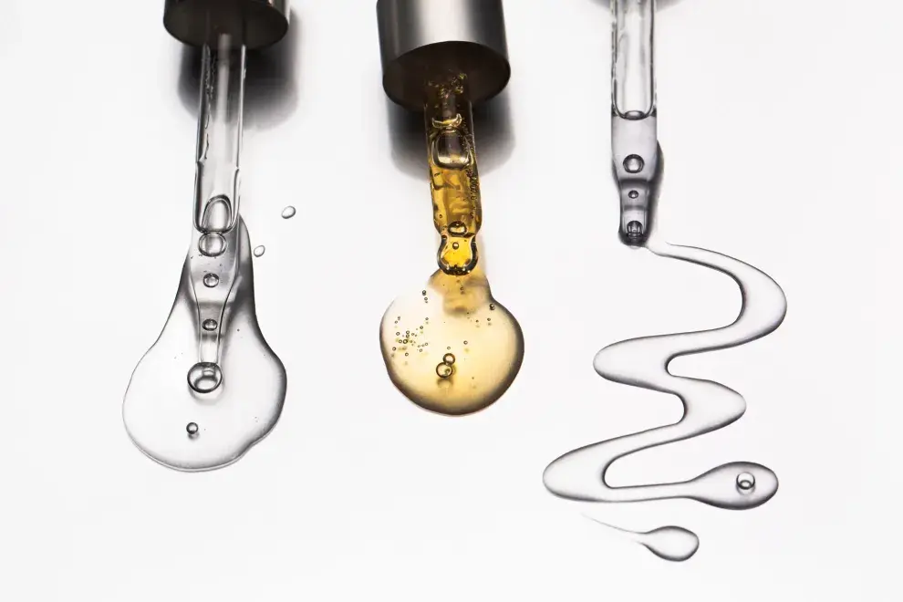 El skin oiling consiste en aplicar aceites vegetales sobre la piel para nutrirla en profundidad y reforzar su barrera natural. 