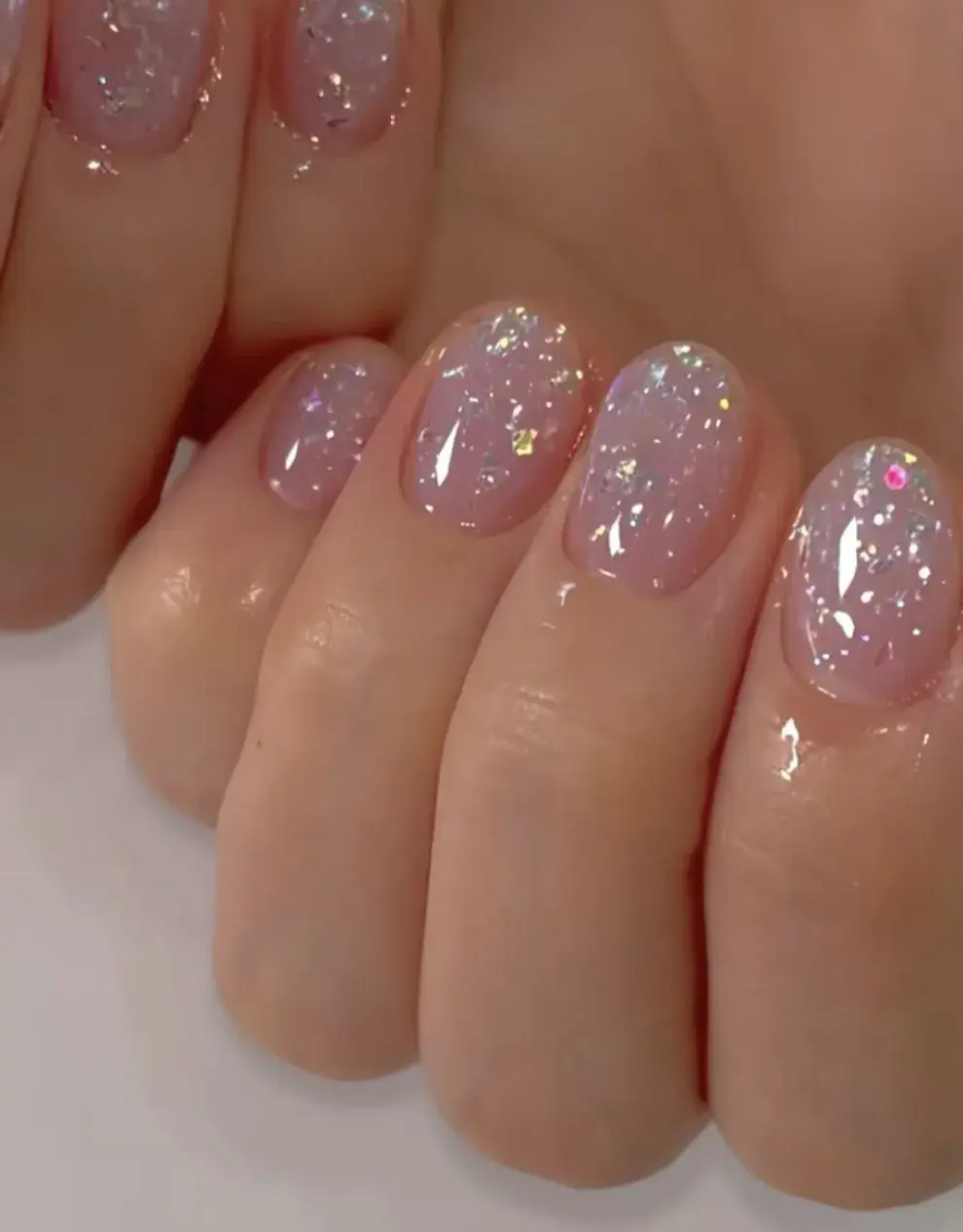 Uñas cortas con glitter: 8 diseños para inspirarte en este fin de año.