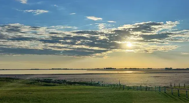 Parque Natural Laguna de Gómez. Se ubica a pocos minutos del centro de Junín y a 260 km de Buenos Aires.