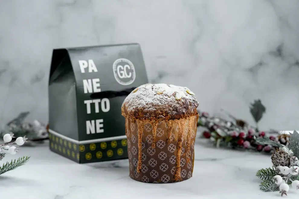 En su formato de 500 gramos, combina chips de chocolate amargo, almendras y un toque sutil de naranja que aporta perfume y equilibrio.