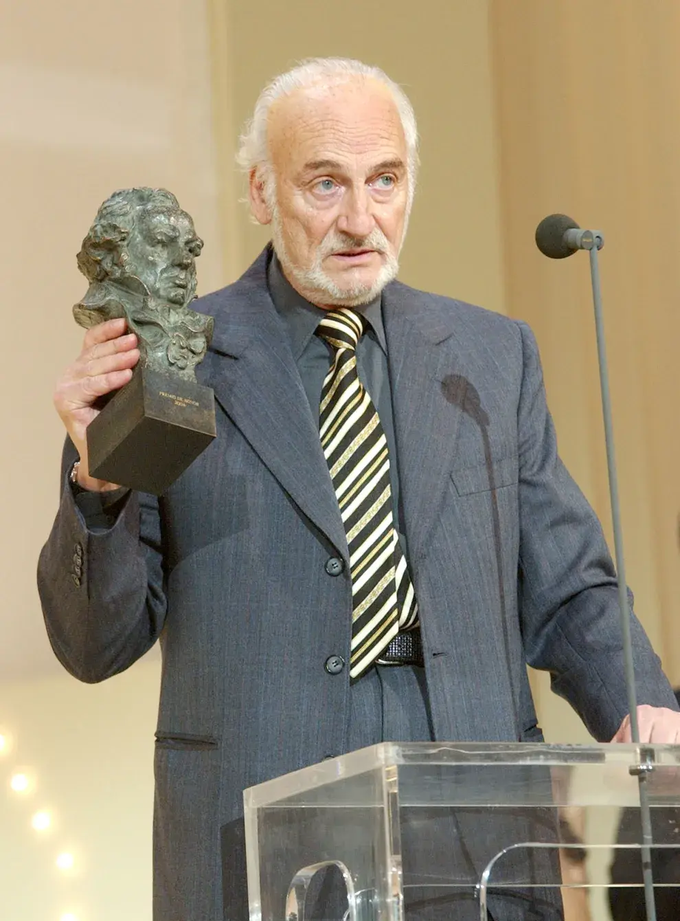 Héctor Alterio recibe el Premio Goya a la trayectoria, en el año 2004.