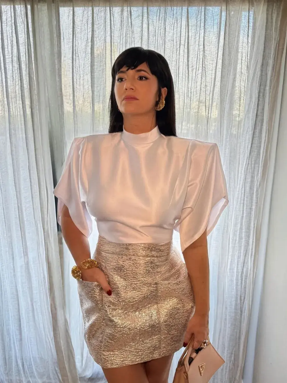 Blusa blanca y falda dorada, la propuesta de Griselda Siciliani