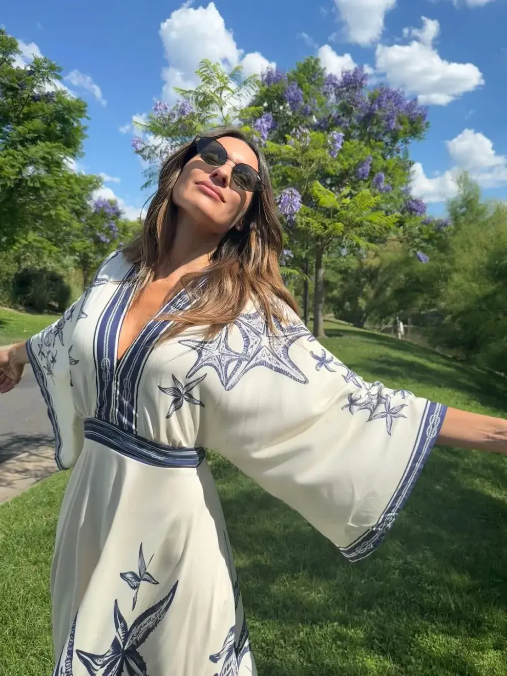 La modelo eligió una túnica maxi de FARM Rio,