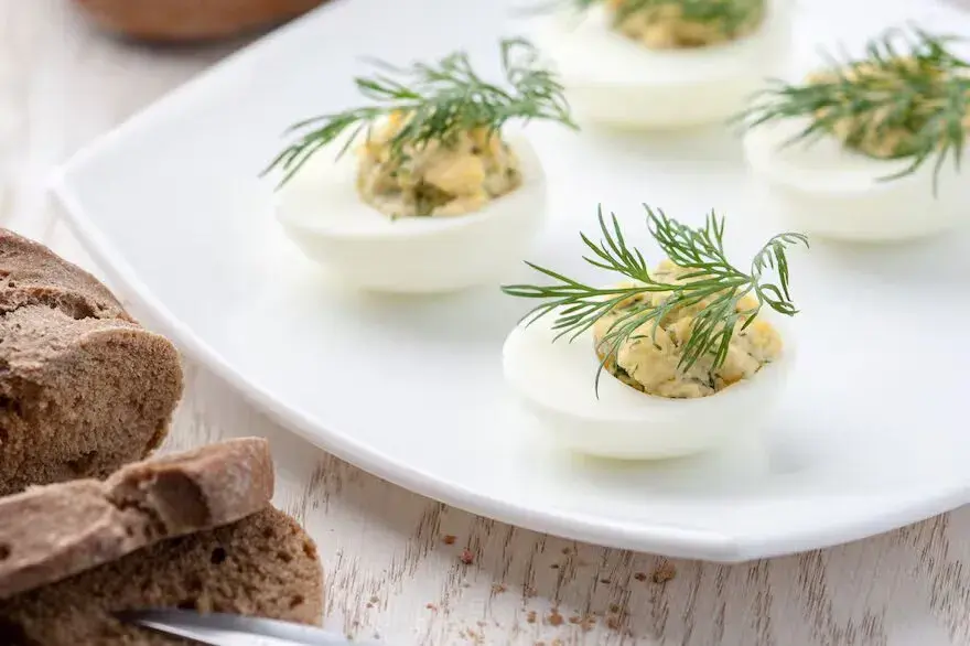 Huevos rellenos cremosos