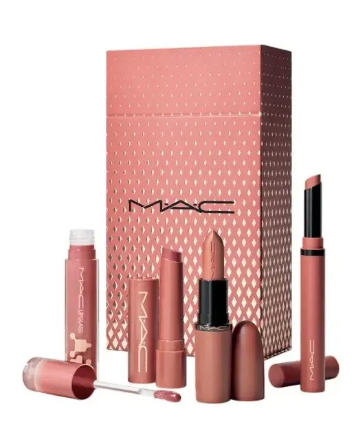 Un kit de labios exclusivo de temporada, ideal para regalar, que incluye cuatro de las fórmulas de labial más vendidas en tonos inspirados en ""Velvet Teddy"". (MAC  $98.585)