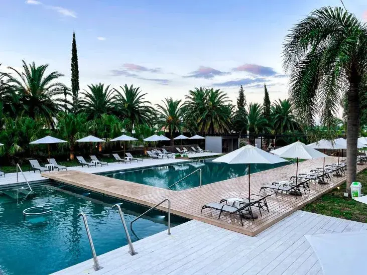 Los Pinos Resort & Spa Termal: El único resort termal all inclusive del país, con piscinas termales y spa.