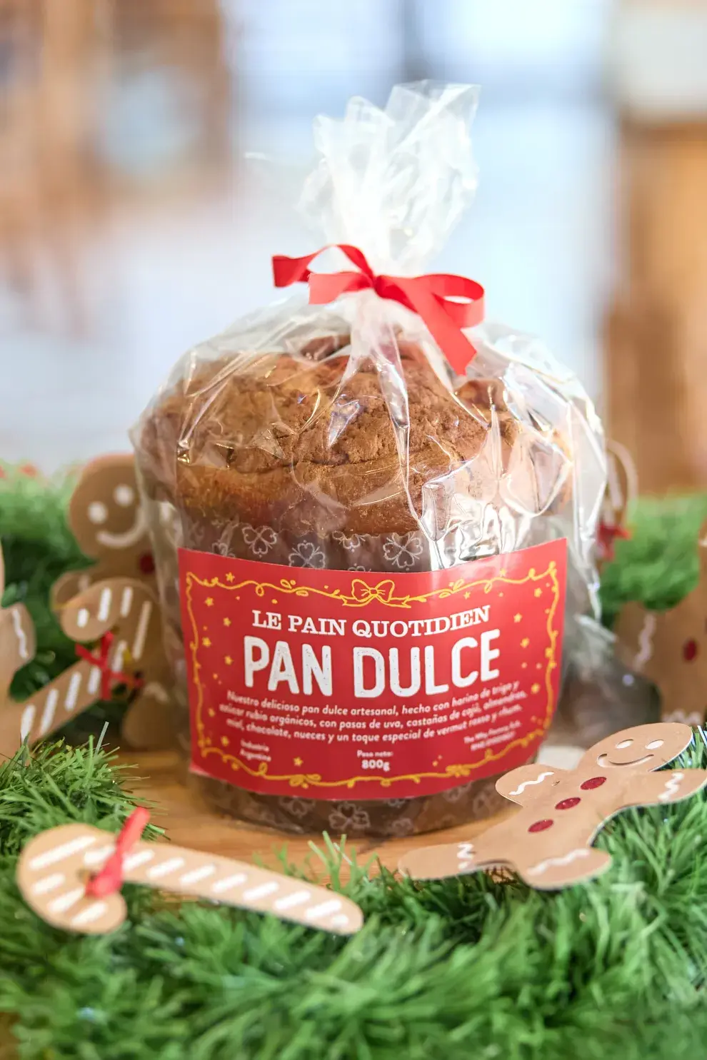 Esta versión del clásico navideño combina harina de trigo orgánica con azúcar rubio y una mezcla generosa de frutos secos y chocolate.