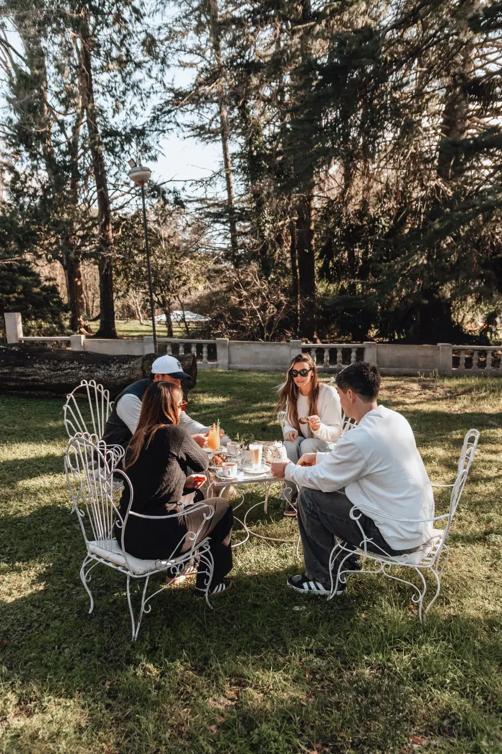 En los jardines de la antigua estancia La Elena podés tomar café y probar delicatessen de la cocina francesa.
