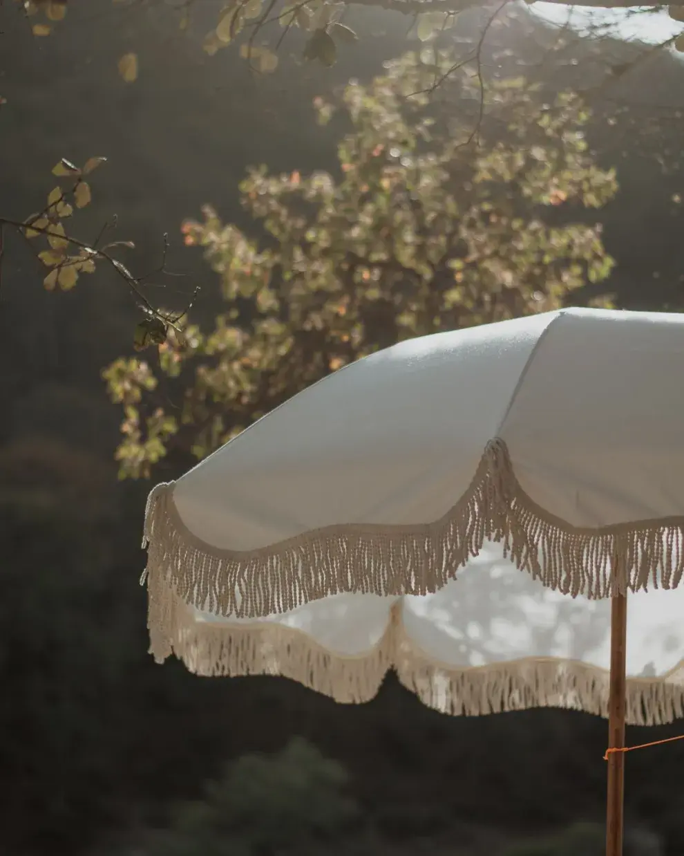 Con flecos: las sombrillas más cancheras para el verano 2026.