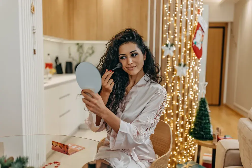 Foto de mujer maquillándose.