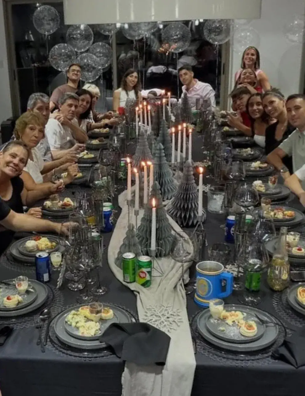 Las mesas navideñas de los famosos en 2025: detalles cálidos para inspirarte en Año Nuevo.