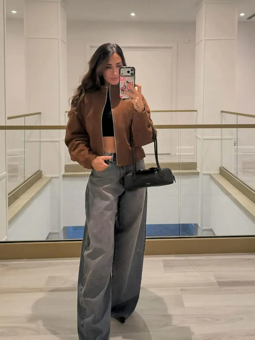 Para la ocasión, la esposa de Lionel Messi lució un conjunto en tonos oscuros y con estilo urbano elegante.