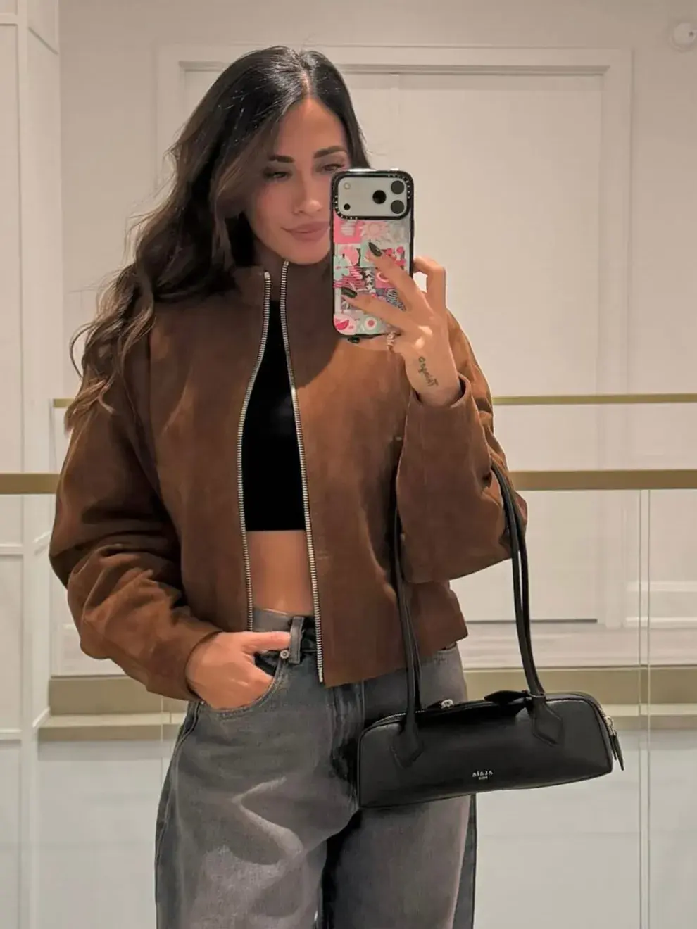 Antonela Roccuzzo compartió un outfit relajado-chic que ya causó furor entre sus seguidores.