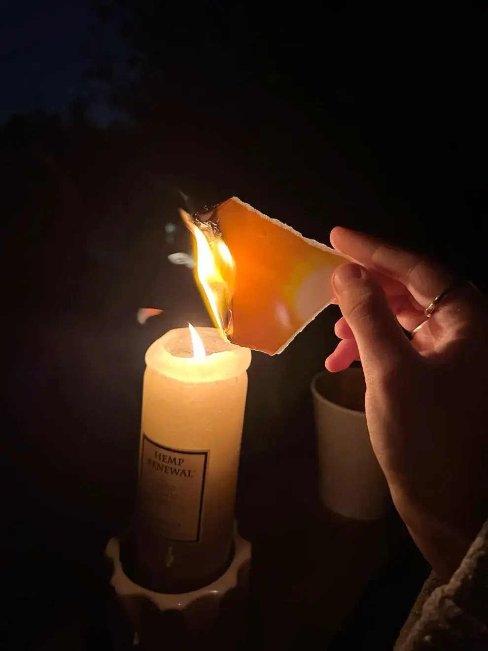 Foto de ritual de quemar un papel.