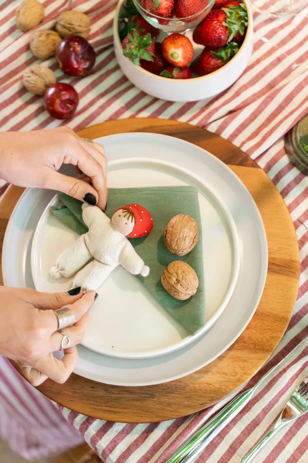 Madera y cerámica para la vajilla.