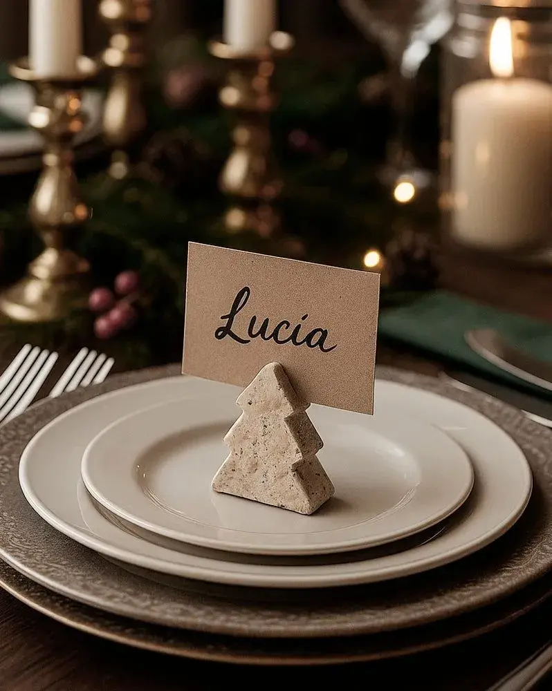 Foto de marcadores personalizados de lugares en la mesa de navidad.
