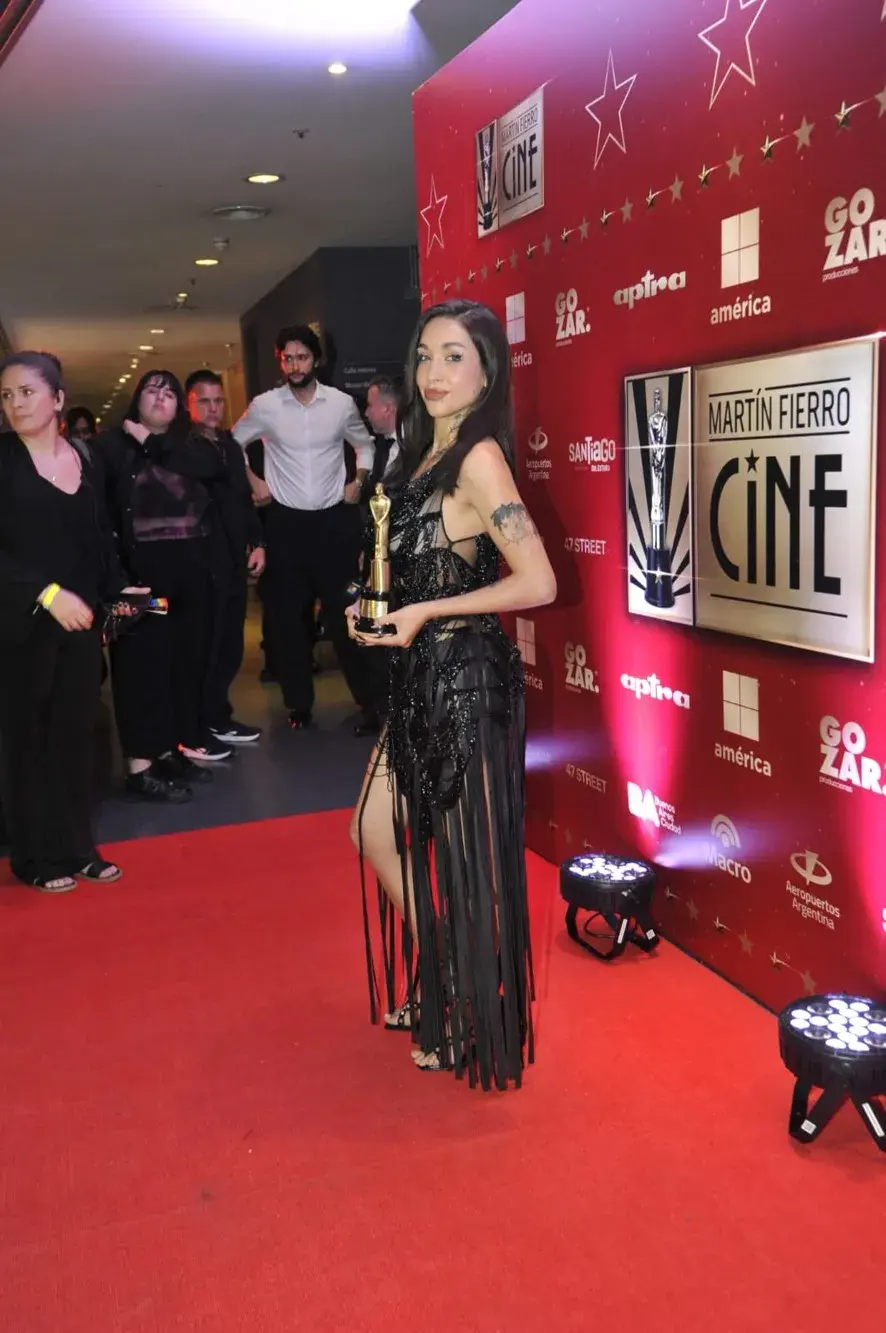 María Becerra de negro en la alfombra roja