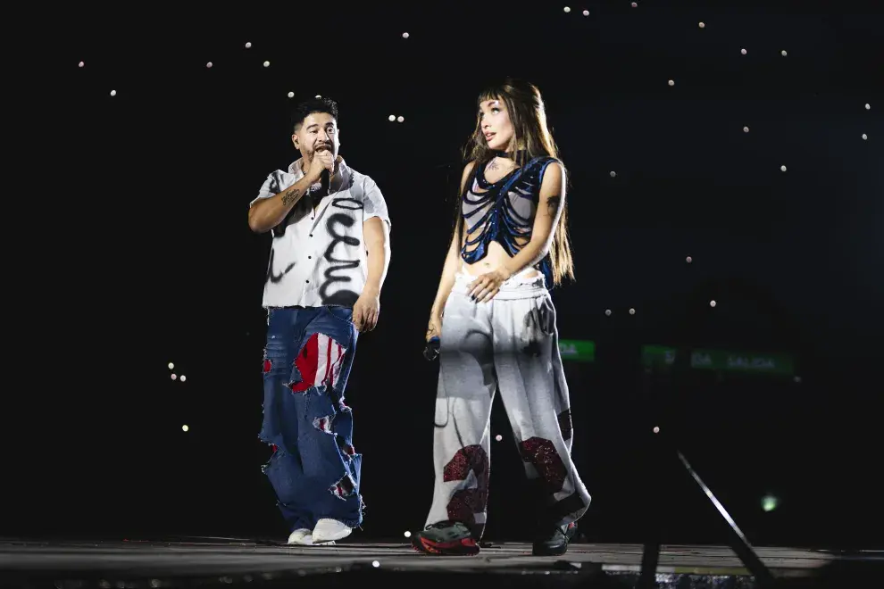 Foto de María Becerra junto a Ariel Pucheta de Ráfaga en River.