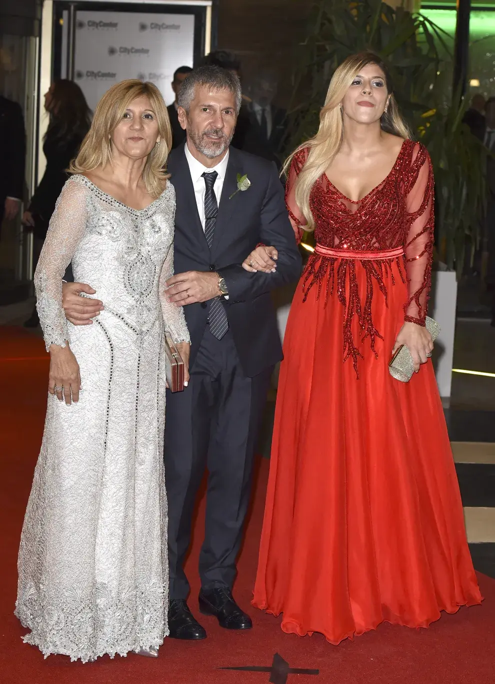 Foto de Maria Sol Messi y sus padres, Celia y Jorge, en la boda de Lionel Messi y Antonela Rocccuzzo, en 2017.