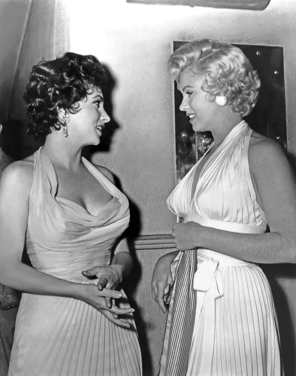 Foto de Marilyn Monroe y Gina Lollobrigida en el set de La comezón del séptimo año.