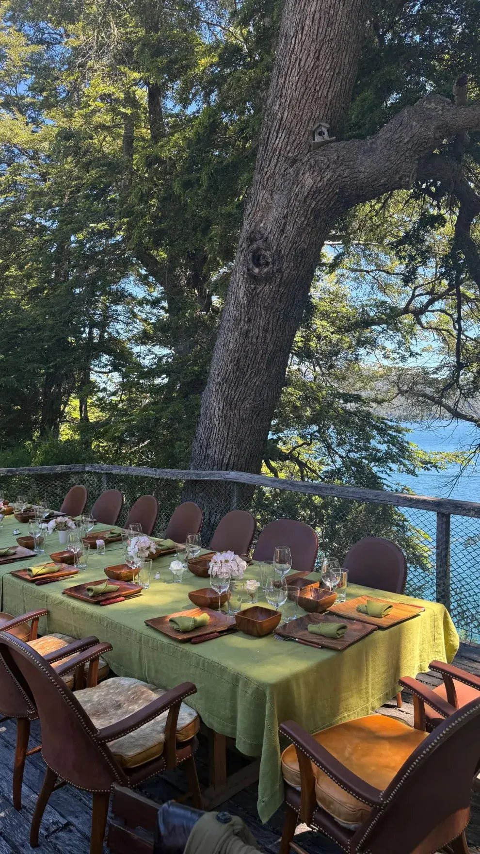 Foto de la mesa al aire libre de Juliana Awada que es ideal para imitar en Año Nuevo.